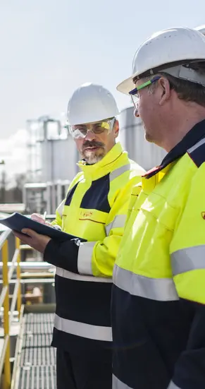 Bild von zwei Arbeitern in Schutzausrüstung