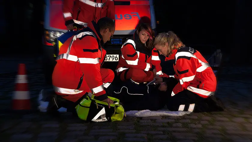 Rettungsdienst Team im Einsatz bei Nacht Bild eines Rettungsdienst Teams im Einsatz bei Nacht, die Rettungsdienstkleidung reflektiert gut sichtbar.