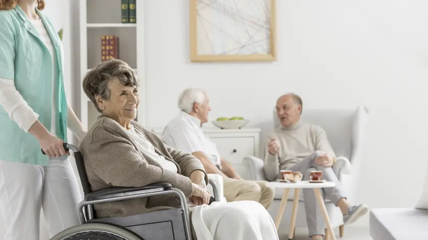 Bewohnerin und Pflegekraft