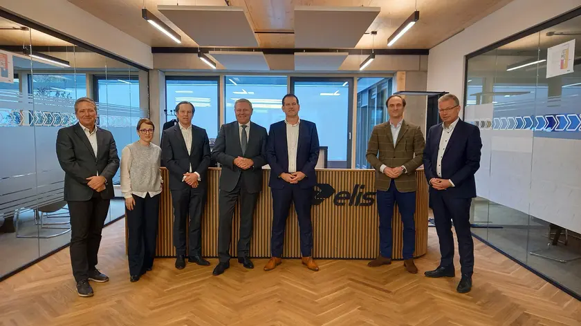 Bild: Offizielle Schlüsselübergabe zwischen den Vertreter*innen der AVW Immobilien AG mit Architekt Edward T. Martens (2. v. re.)  und Elis Geschäftsführer Sascha Wiemer (3. v.re.) und Financial Director Torden Schade (re.)