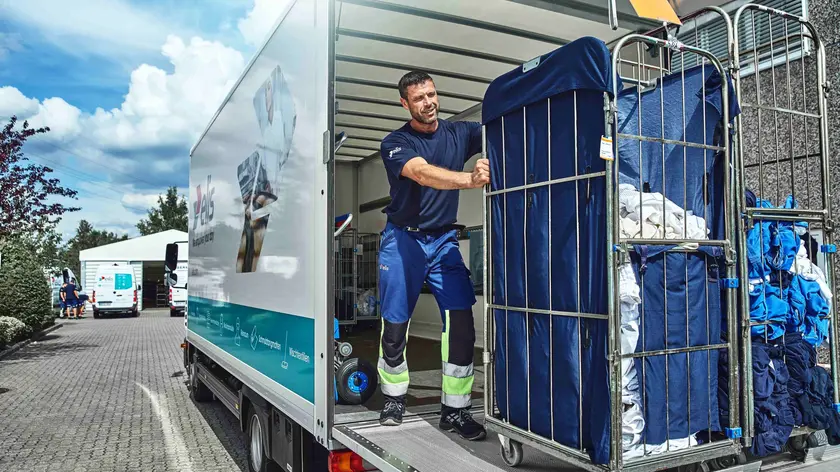 Textildienstleister Elis im Einsatz, hier: Service-Fahrer Sergej Tag aus Glinde Elis Textildienstleistung