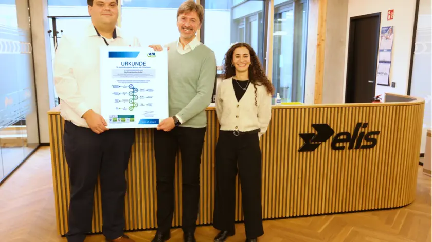 V.l.n.r.: Hendrik von Dankbahr (Head of IT-Support & End User Services), Jurij Deperschmidt (AfB social & green IT), Carolina Fadai Razavi (Junior Sustainability Managerin)