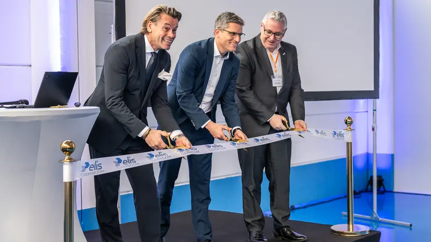 Der Elis Cleanroom in Mannheim ist offiziell eröffnet (v.l.n.r.: Dennis Smeijer (Business Unit Director Elis Cleanroom), François-David Tourneur (Country Manager Elis Deutschland & Österreich) und Thorsten Riehle (Bürgermeister für Wirtschaft, Arbeit und Soziales in Mannheim) © Elis Cleanroom