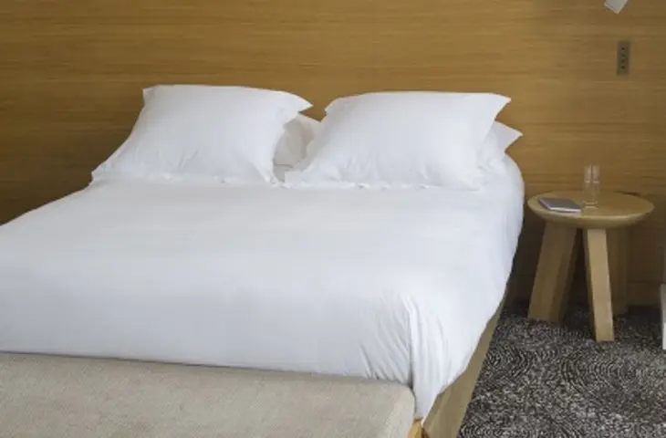 Gemachten Bett mit Elis Bettlaken Flachwäsche Hotel Bettlaken