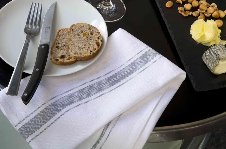 Gedeckter Tisch mit der Elis Bistro Serviette Zinc Gastronomie Tischwäsche Bistro Serviette
