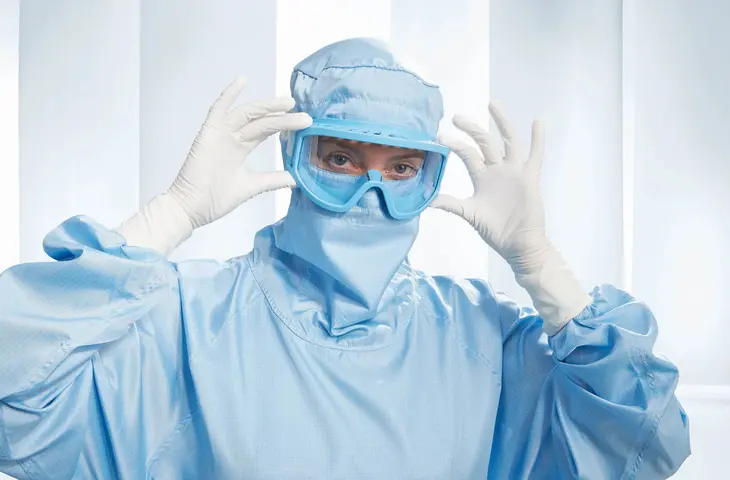 Person mit einer Reinraum Vollschutzbrille Bild einer Person mit einer Reinraum Vollschutzbrille