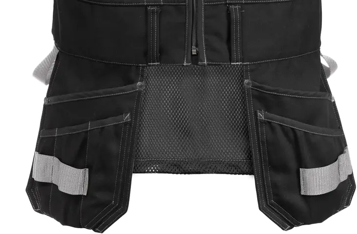 Detailbild der Weste mit viele Taschen