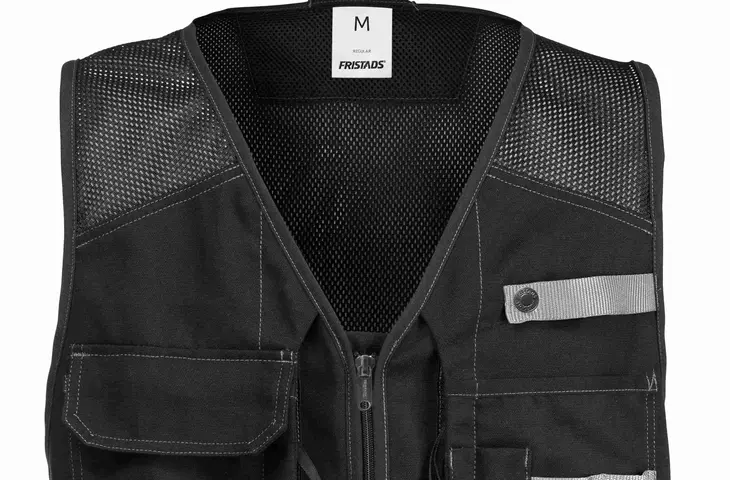 Schwarze Weste mit vielen Taschen