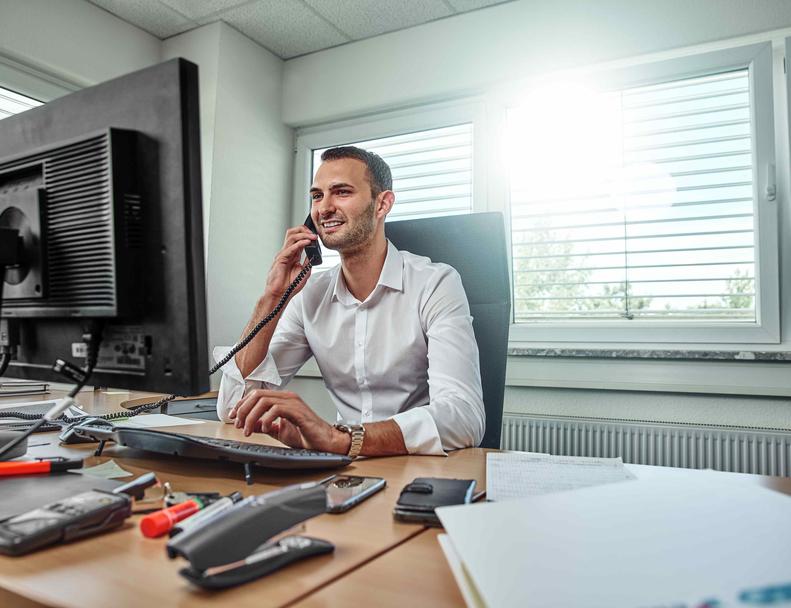 Elis Mitarbeiter am Telefon im Kundengespräch