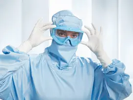 Bild einer Person mit einer Reinraum Vollschutzbrille