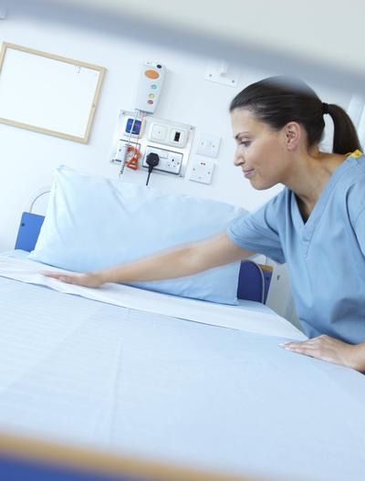 Healthcare Krankenschwester macht Bett