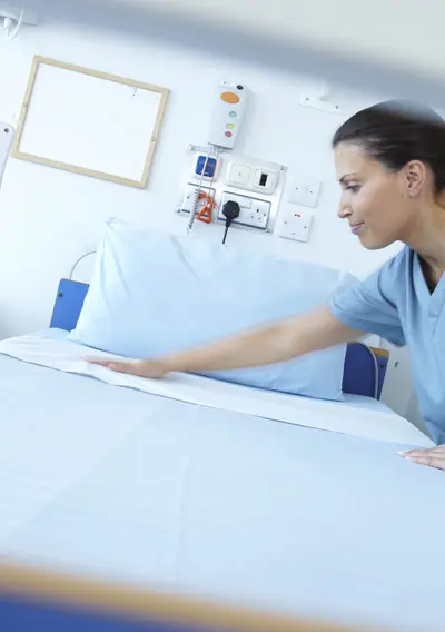 healthcare-pflegekraft-macht-bett