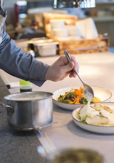 catering-chef-food-on-plate