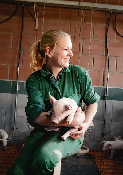 Bild einer Bäuerin mit Ferkel
