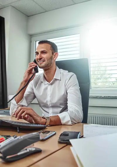 Elis Mitarbeiter am Telefon im Kundengespräch