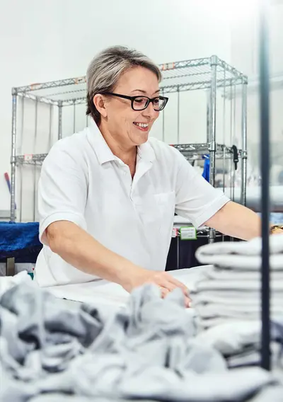 Elis Mitarbeiterin in der Wäscherei