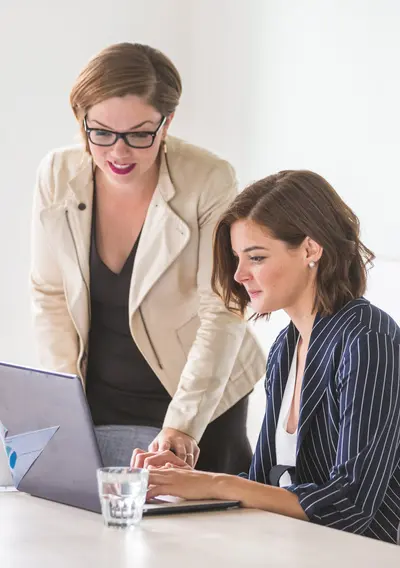 Frauen am Laptop