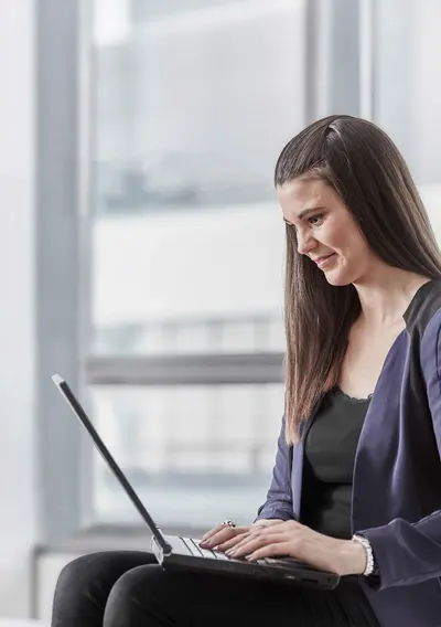 Junge Frau sitzt am Laptop 2
