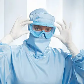 Bild einer Person mit einer Reinraum Vollschutzbrille
