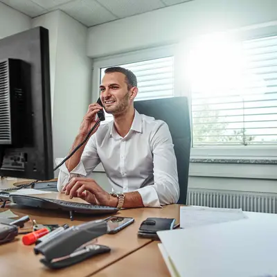 Elis Mitarbeiter am Telefon im Kundengespräch