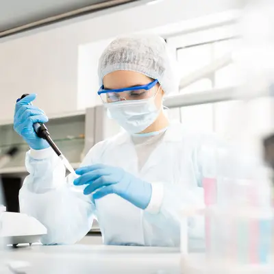 Präzision und Qualität - Berufsbekleidung für Labor & Pharmaunternehmen